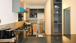 Eine moderne Küche mit Gasherd, Edelstahlgeräten und einem eingebauten Backofen.