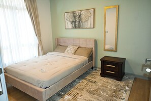 3 dormitoris, planxa i posts de planxar, Internet i roba de llit 