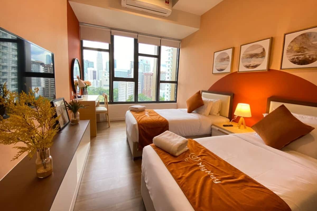 Habitación de diseño con 2 camas individuales | Escritorio, tabla de planchar con plancha, wifi gratis