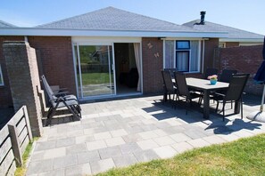 Outdoor dining - Holiday home de Seinpost Callantsoog No. 9 (Callantsoog)