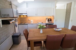 Fridge, microwave, oven, stovetop - Holiday home de Seinpost Callantsoog No. 9 (Callantsoog)