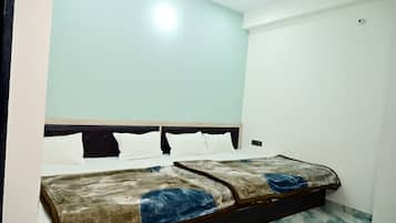 Family Room | Desk, free WiFi