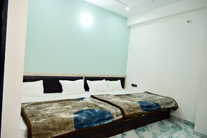 Desk, free WiFi - Hotel Paradise (Danta Ramgarh)