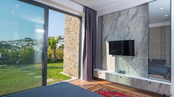 Villa, 4 Bedrooms, Non Smoking, Sea View | Laptop workspace, free WiFi, bed sheets