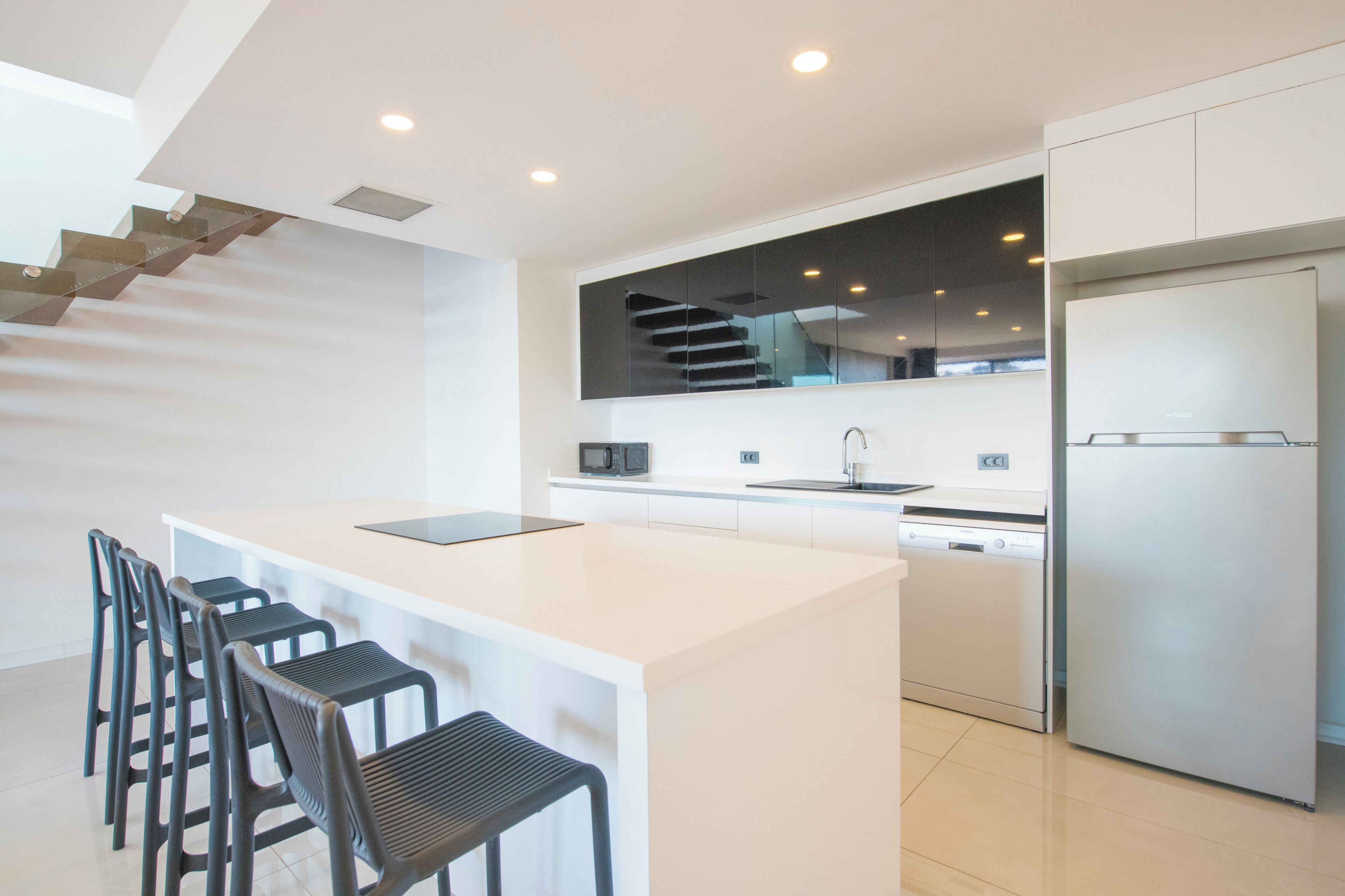 Micro-ondes, plaque de cuisson, lave-vaisselle