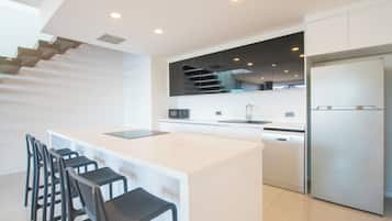 Microondas, placa de cocina, lavavajillas y utensilios de cocina