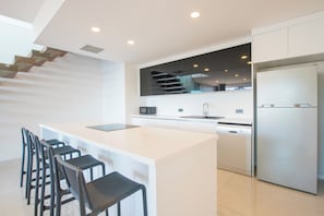 Mikrobølgeovn, kokeplater, oppvaskmaskin og kjøkkenutstyr