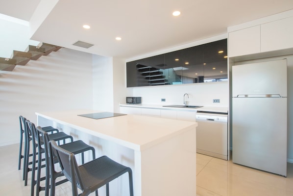 Microones, placa de cuina i rentaplats