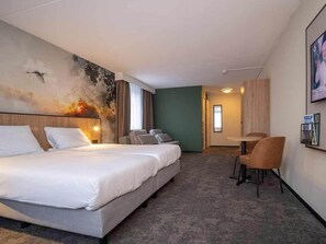Tabla de planchar con plancha, wifi gratis, ropa de cama