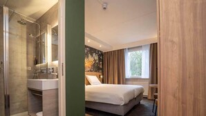 A hotel room with a shower, a bed, a bedside table, and a window with curtains. - Charming Stay in Arcen | 1 Unit | Near Nature Trails (Arcen)
