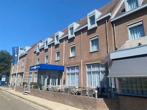 Outdoor dining - Fletcher Hotel Stay | Arcen Location | 1 Unit (Arcen)