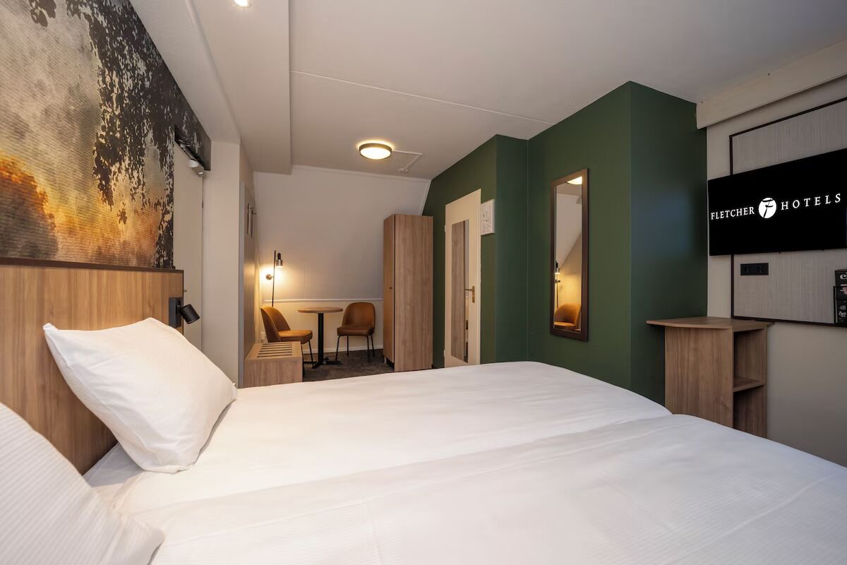 Tabla de planchar con plancha, wifi gratis, ropa de cama