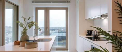 Réfrigérateur, four à micro-ondes, un four, surface de cuisson