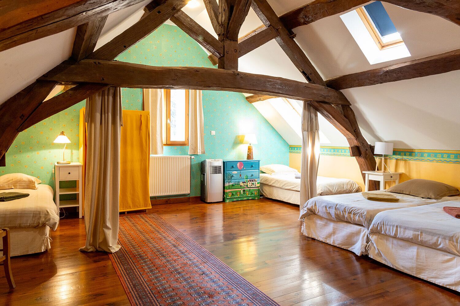 Tabla de planchar con plancha, wifi y ropa de cama 