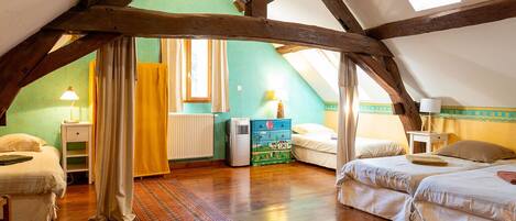 Tabla de planchar con plancha, wifi y ropa de cama