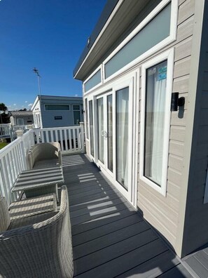 Terrace/patio - Combe Haven Holiday Park - Holiday Accommodation 21442 (St Leonards-On-Sea)