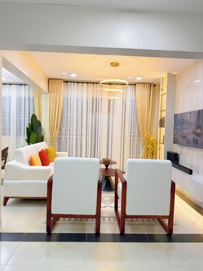 Smart TV - Charm Luxe Homes (Kampala)