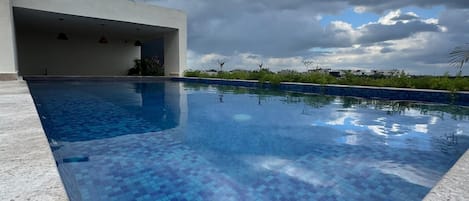 Una piscina al aire libre