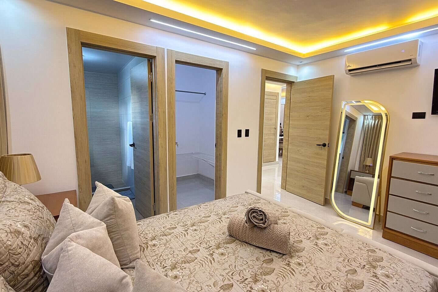 Desk, iron/ironing board, WiFi, bed sheets