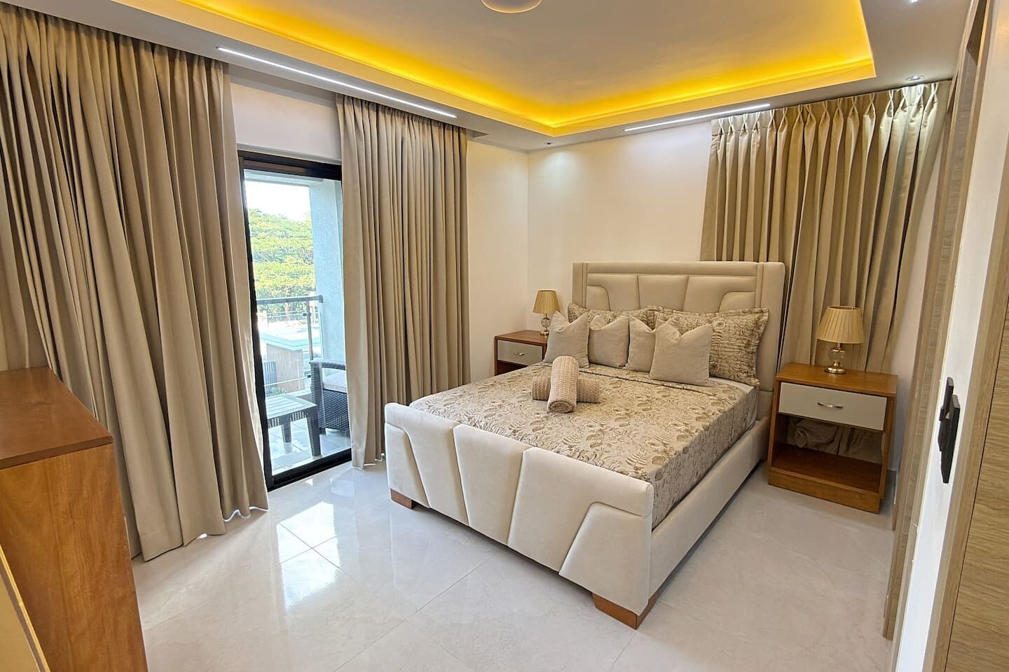 Desk, iron/ironing board, WiFi, bed sheets