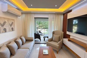 TV - 3BR Condo by the Airport Gym Pool Security Parking (Santiago de los Caballeros)