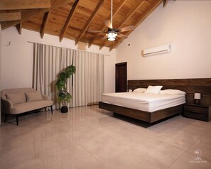 Escritorio, tabla de planchar con plancha, wifi y ropa de cama