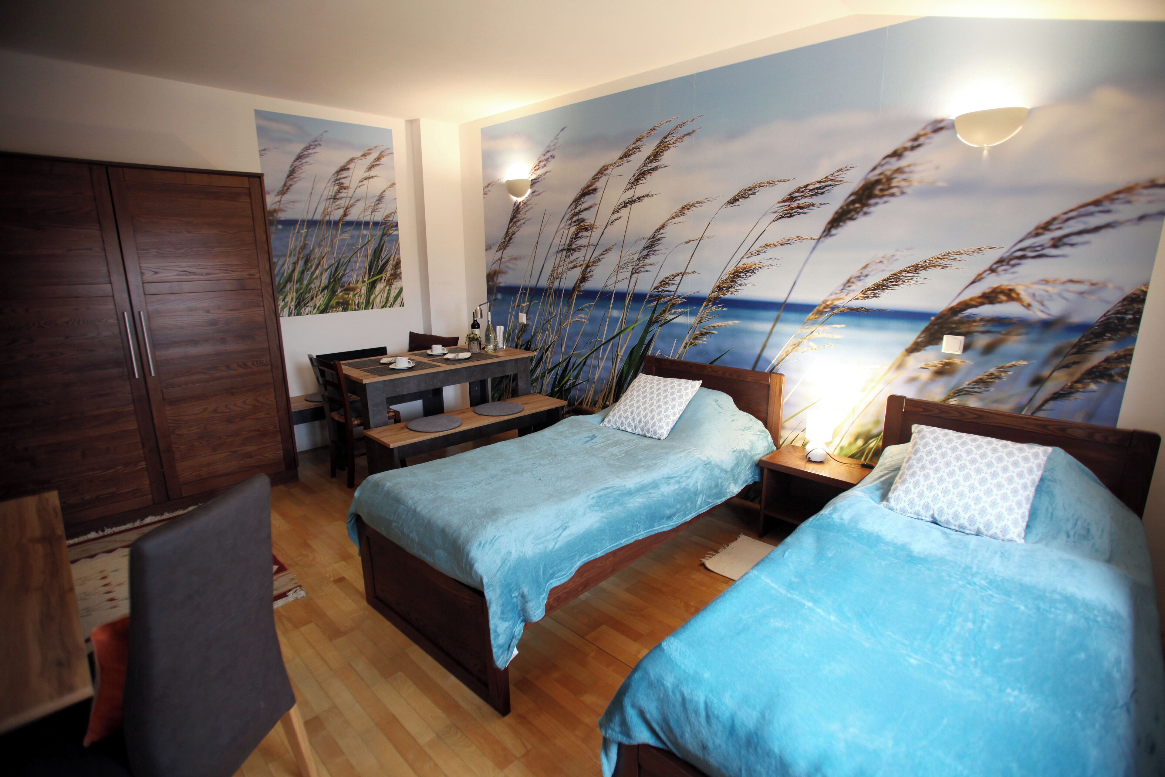 Tabla de planchar con plancha, wifi y ropa de cama 