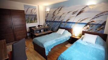 Tabla de planchar con plancha, wifi y ropa de cama