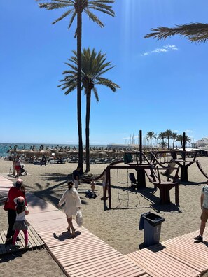 On the beach, beach towels - Passeo Maritimo Marbella (Marbella)