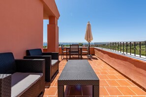 Outdoor dining - Los Hidalgos Golf – Breathtaking sea view (Manilva)