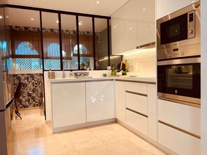 Frigorifero, microonde, forno, piano cottura