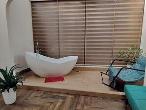 Deluxe Double Room, Mountain View | Desk, laptop workspace, free WiFi - Secret Garden Homestay  (Cat Ba island)