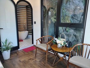 Junior tweepersoonskamer, uitzicht op bergen | Een bureau, een laptopwerkplek, gratis wifi