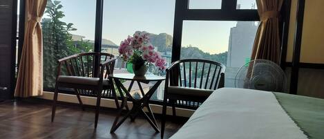 Habitación junior doble, vistas a la montaña | Escritorio, espacio para trabajar con un portátil, wifi gratis