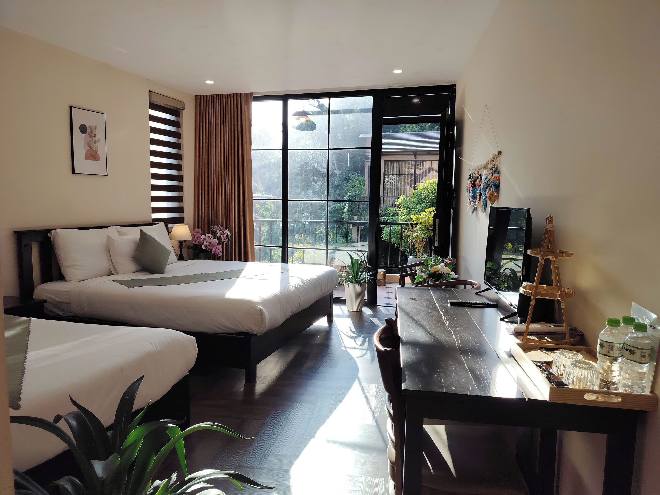 Familie driepersoonskamer, uitzicht op bergen | Een bureau, een laptopwerkplek, gratis wifi