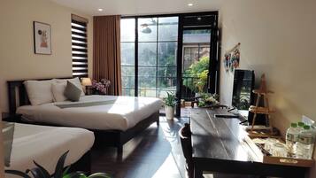 Familie driepersoonskamer, uitzicht op bergen | Een bureau, een laptopwerkplek, gratis wifi