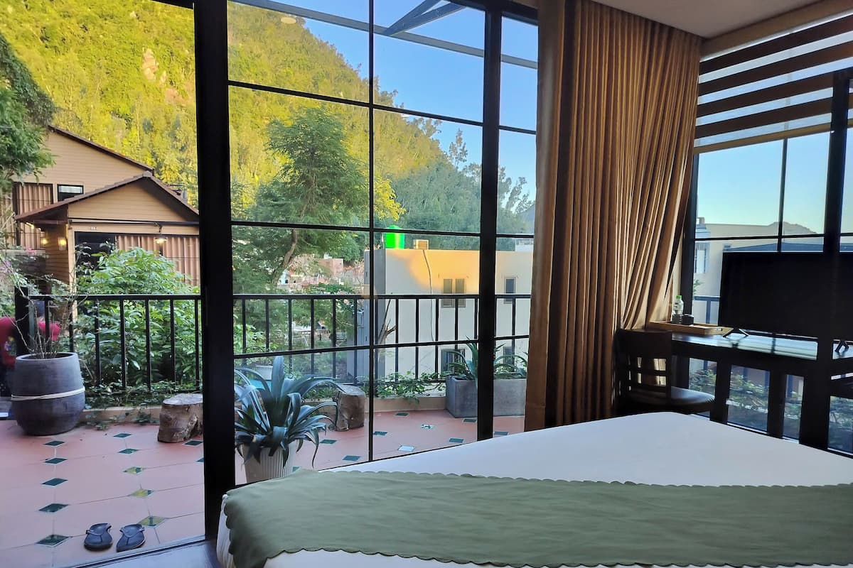 Junior Double Room, Mountain View | Desk, laptop workspace, free WiFi