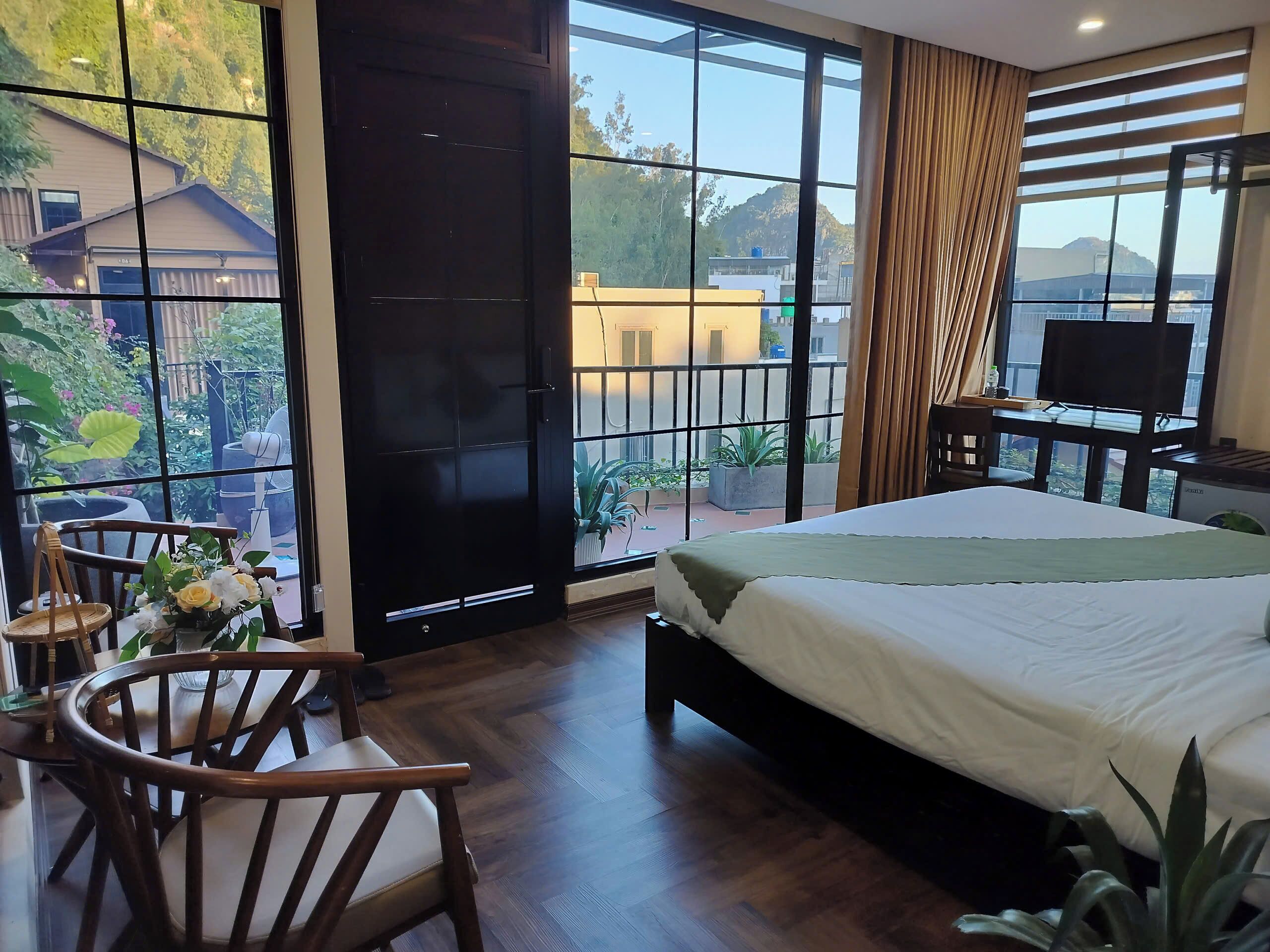 Bureau, espace de travail pour ordinateur portable, Wi-Fi gratuit