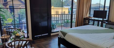 Bureau, espace de travail pour ordinateur portable, Wi-Fi gratuit