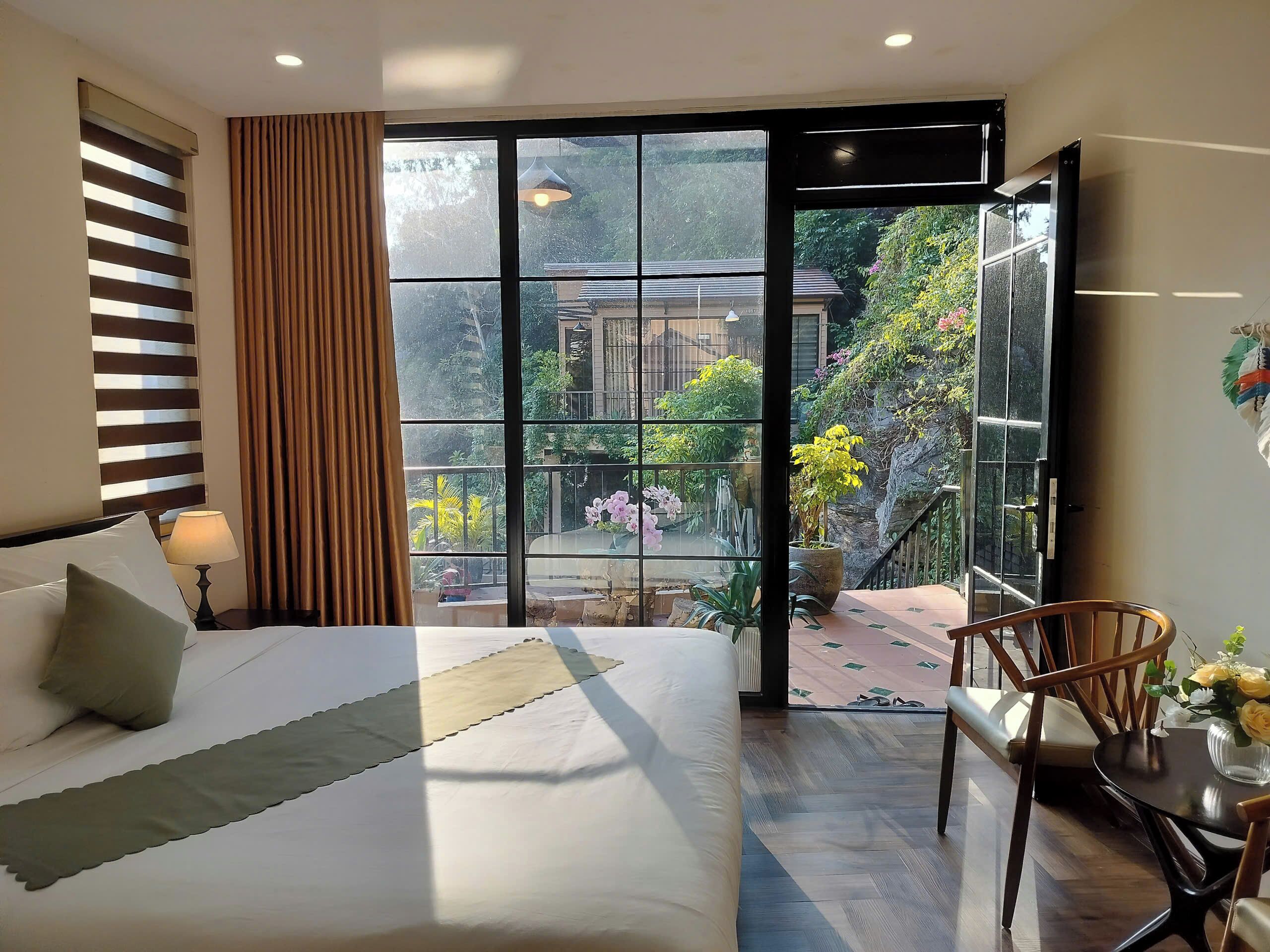 Familie driepersoonskamer, uitzicht op bergen | Een bureau, een laptopwerkplek, gratis wifi