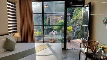 Familie driepersoonskamer, uitzicht op bergen | Een bureau, een laptopwerkplek, gratis wifi