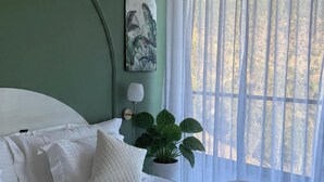 Premium Double Room, Balcony, Mountain View | Kalis bunyi, Wi-fi percuma