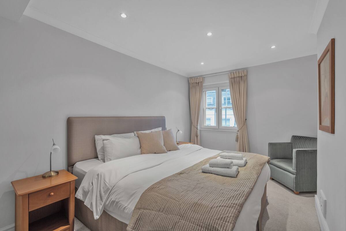 Apartamento, 1 cama King, para não fumantes | Cortinas blackout, ferros/tábuas de passar roupa, Wi-Fi de cortesia