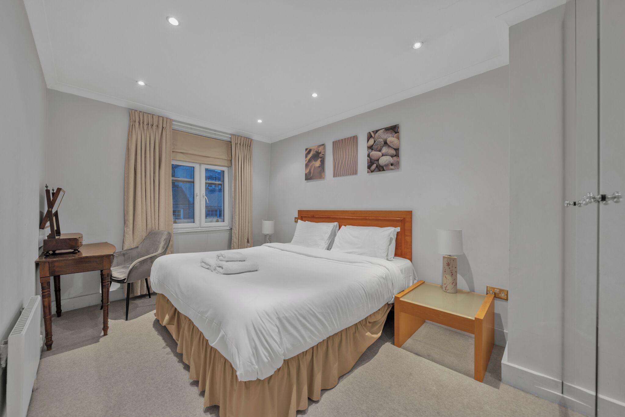 Apartamento, 1 cama King, para não fumantes | Cortinas blackout, ferros/tábuas de passar roupa, Wi-Fi de cortesia