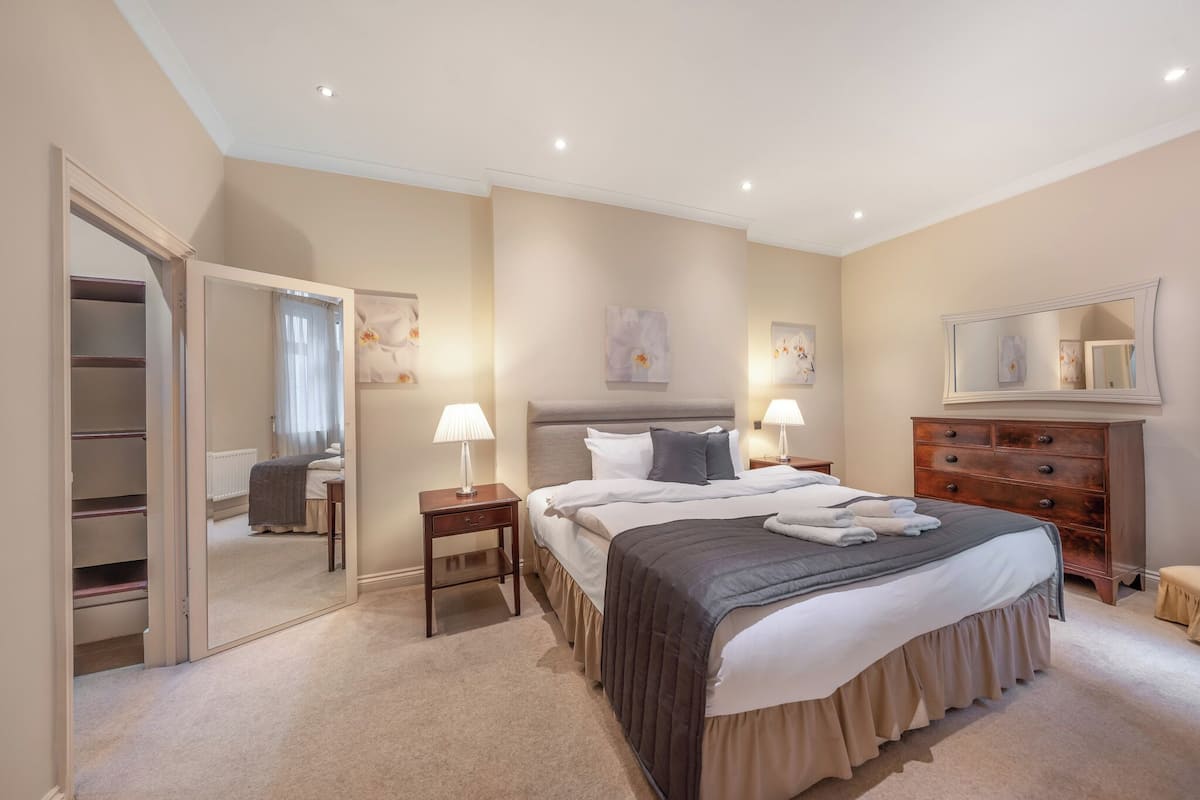 Apartamento, 1 cama King, para não fumantes | Cortinas blackout, ferros/tábuas de passar roupa, Wi-Fi de cortesia