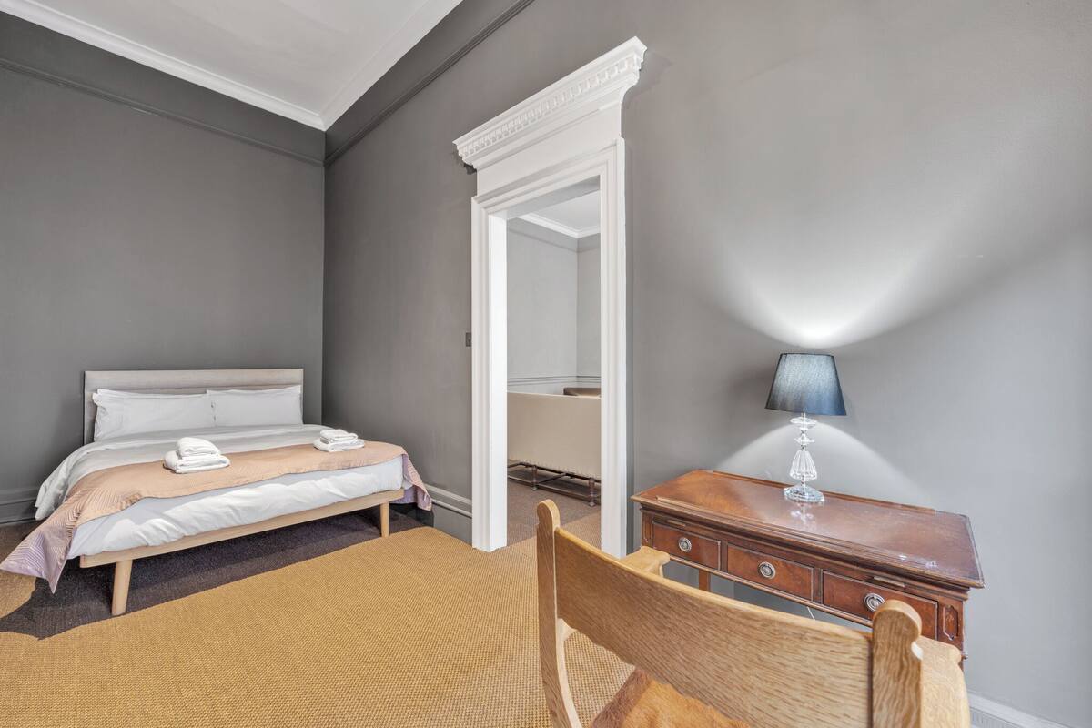 Apartamento, 1 cama King, para não fumantes | Cortinas blackout, ferros/tábuas de passar roupa, Wi-Fi de cortesia