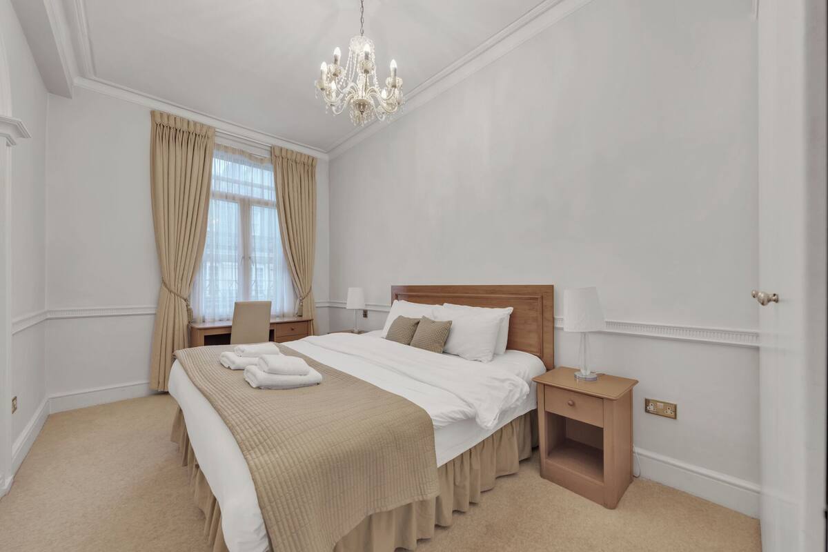 Apartamento, 1 cama King, para não fumantes | Cortinas blackout, ferros/tábuas de passar roupa, Wi-Fi de cortesia