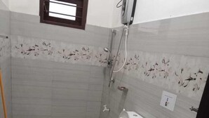 Un bagno piccolo con il water, lavandino e doccia.