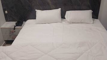 Skrivbord, arbetsyta för laptop och gratis wi-fi