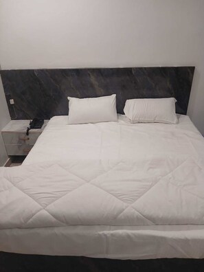 Skrivbord, arbetsyta för laptop och gratis wi-fi